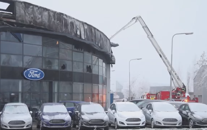 Grote brand bij Ford-garage in Leeuwarden 