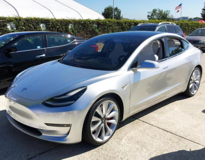 Tesla rijdt proefrondjes met Model 3