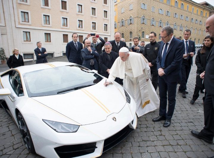 Lamborghini schenkt Huracán aan de Paus