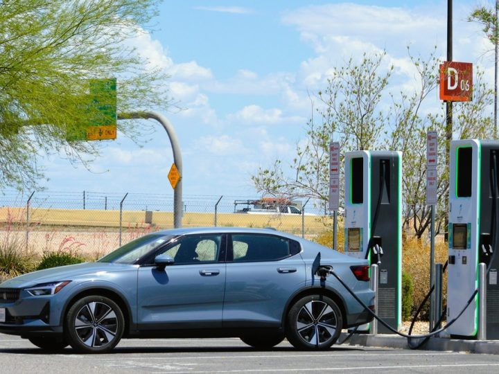 Een Polestar aan de laadpaal in het Amerikaanse Arizona.